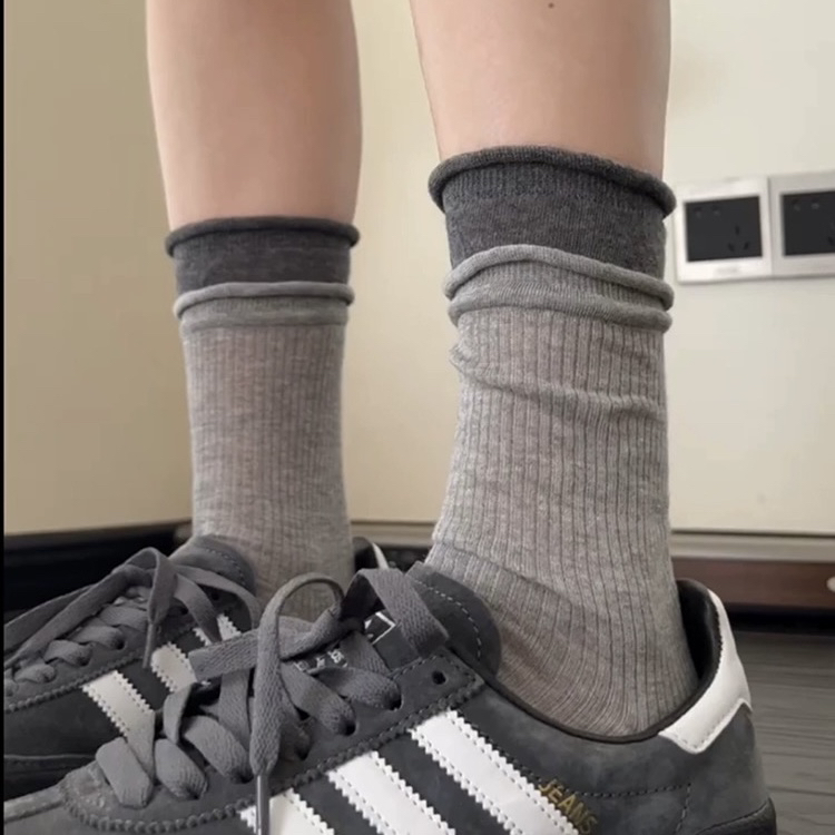 灰色叠穿好韩啊!!格雷系太高级了!竖纹堆堆袜好适合夏天~拼接撞色