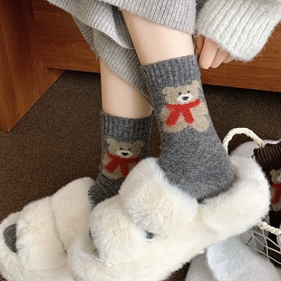 带红围巾的小熊wawa!好戳我!秋冬真的chao爱这双袜子!羊毛的暖和