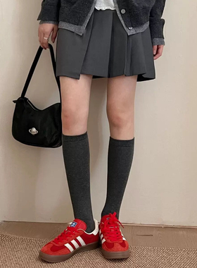 灰色miu风小腿袜配德训鞋也太好看了~轻松搭配解锁幂式穿搭小tips