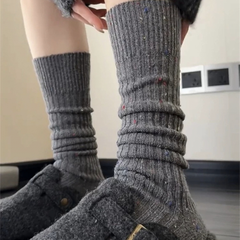 拿捏高级感~灰色彩点袜！可堆堆可拉直巨好看的小腿堆堆袜～