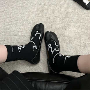 黑色系线条tabi分趾袜终于来rua～春夏百搭款猪蹄袜！快来入