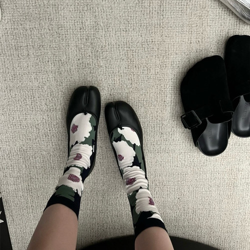 马吉拉女孩bi看啊！质感无敌分趾袜～配色好洋气，搭配tabi猪蹄鞋