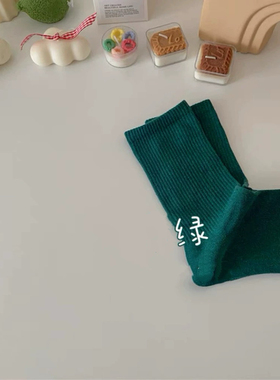 深墨绿真的太适合高级感女生啦！这个绿色袜子最近的心头爱！复古