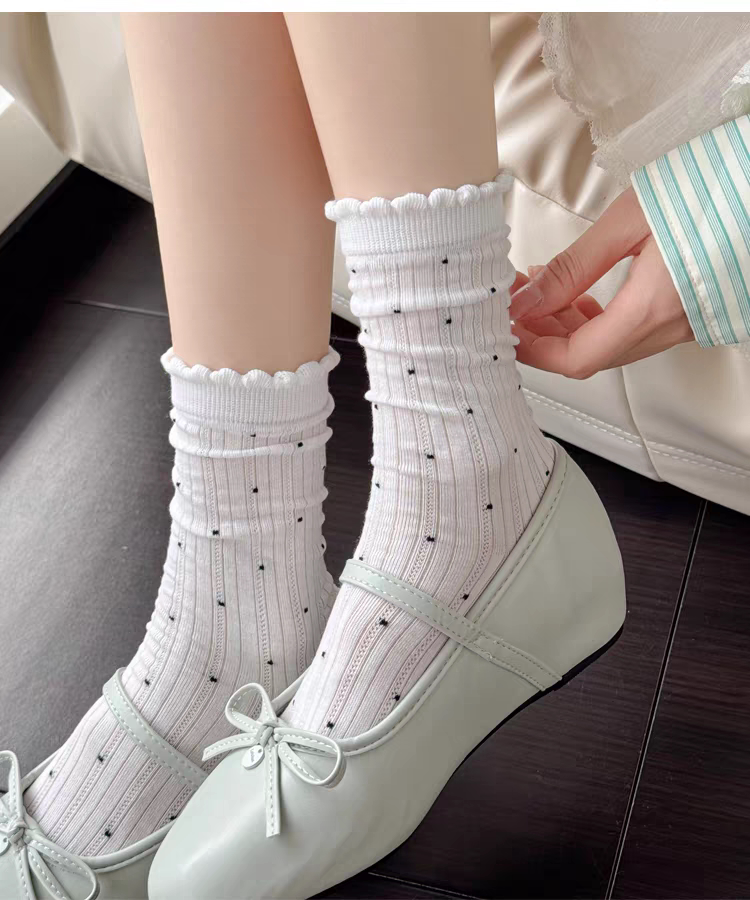 第一眼就喜欢~波点袜子也泰清新了叭！花边袜好穿又可爱~