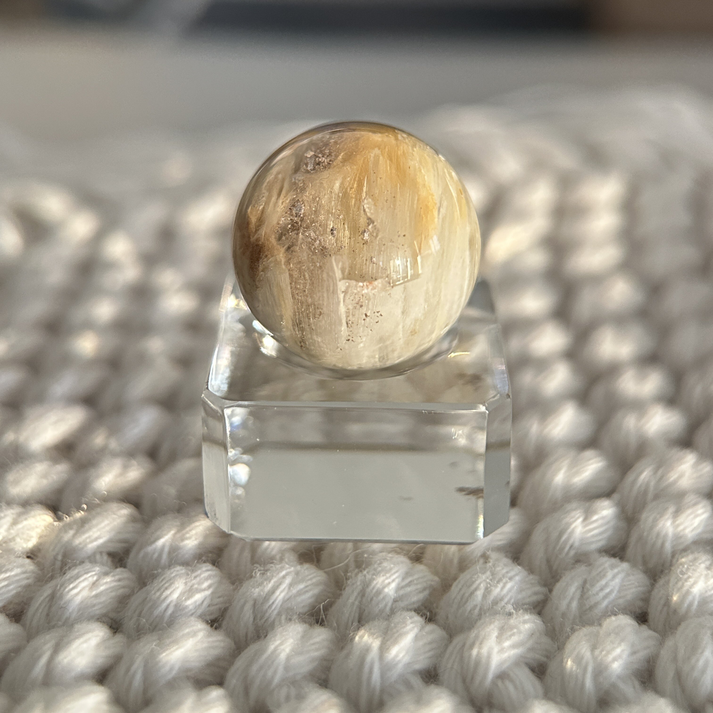 异象&bull;黄卷毛方解石晶中沙共生（20.3mm)