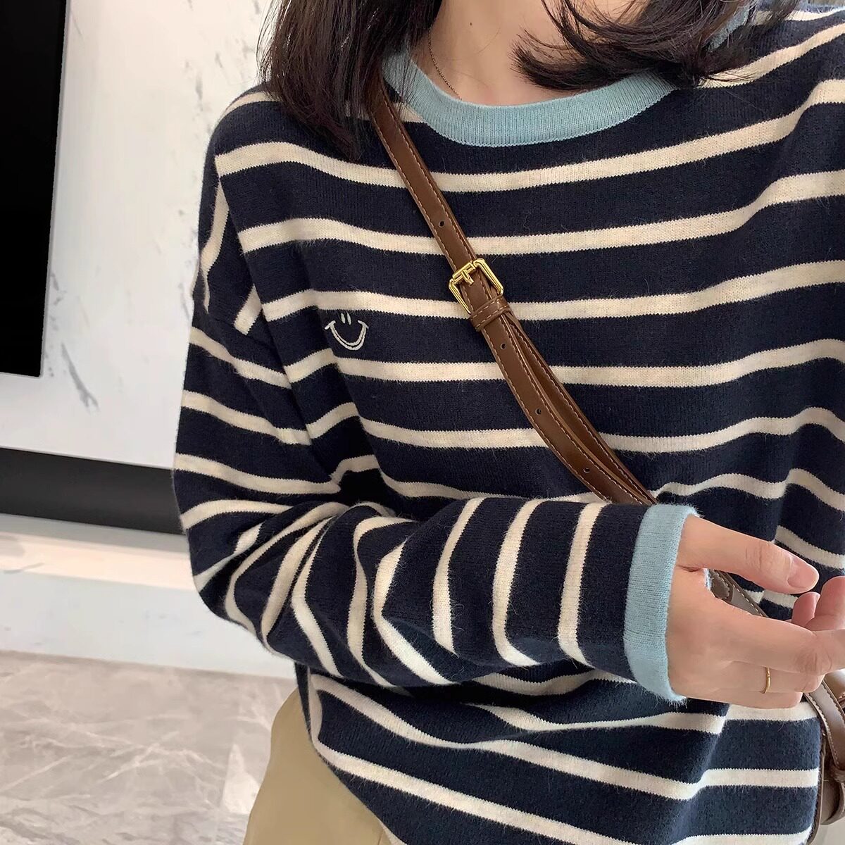 深圳市潮牌美衣服饰有限公司撞色黑蓝条纹笑脸套头毛衣女秋季外穿
