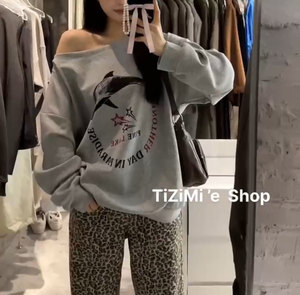 2024秋款斜领露肩图案卫衣女宽松韩版套头上衣女简约气质韩版上衣