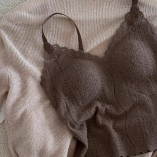 吊带打底 还得是咖咖…乖自带胸垫 内搭外穿都行 内搭拼配 秋季