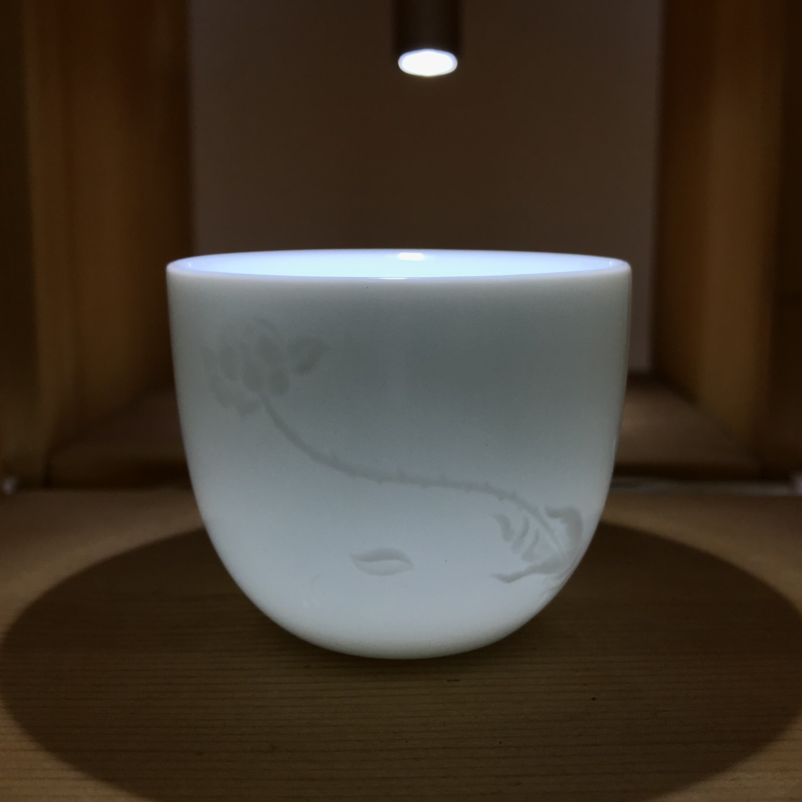 吴氏品雅纯色暗纹浮雕影青莲花佛手不倒杯陶瓷茶杯茶具家用待客