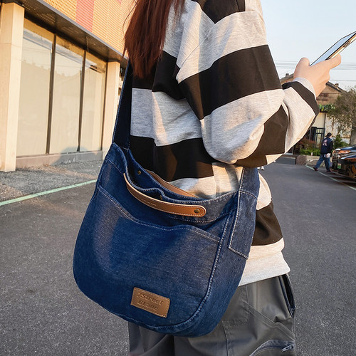 阿哟休闲简约牛仔布斜挎包