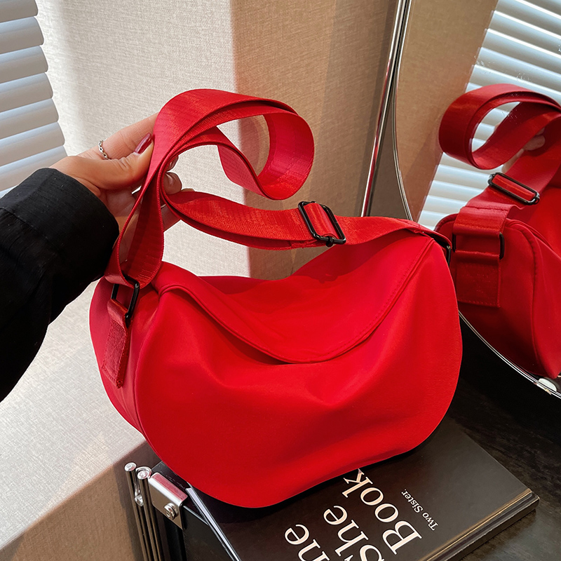 尼龙布包包女2025新款网红百搭通勤包韩版ins宽肩带单肩包斜挎包