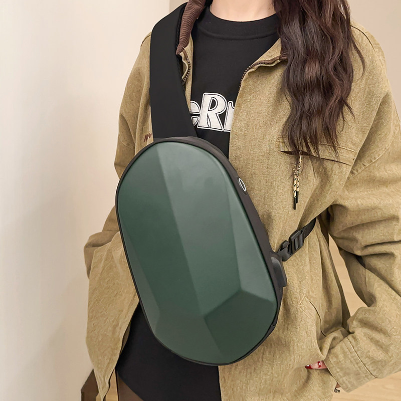 潮牌硬壳斜挎包时尚轻便机车胸包男户外背包骑行单肩包休闲手机包