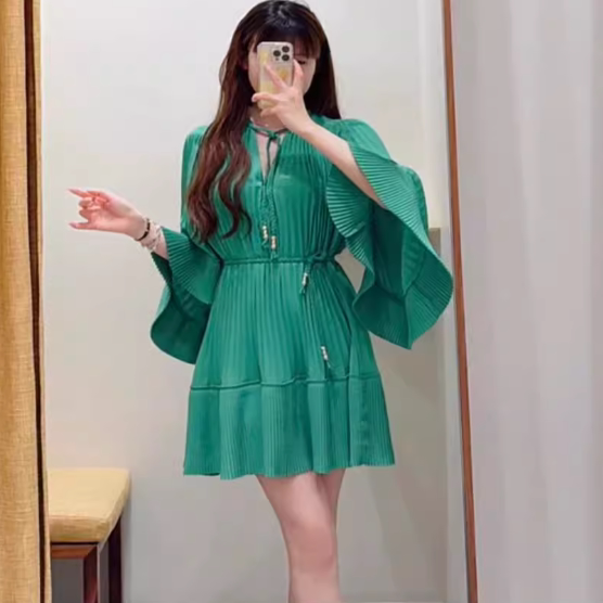 maSande芭乐色穿搭2025春夏新款女装V领短款百褶连衣裙MFPRO04031