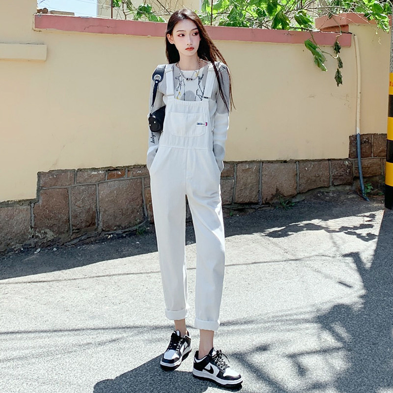 白色牛仔背带裤女2025春秋新款设计感宽松直筒窄版阔腿裤连体裤子