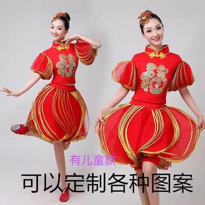 大红喜庆舞蹈秧歌灯笼开场演出服