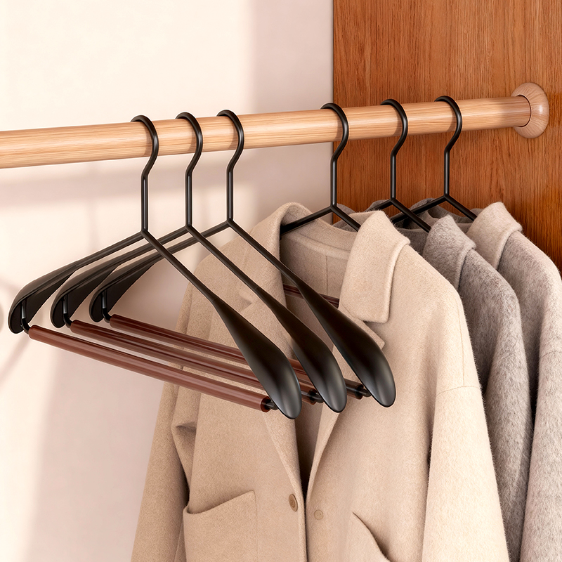 轻奢榉木铁艺宽肩衣架