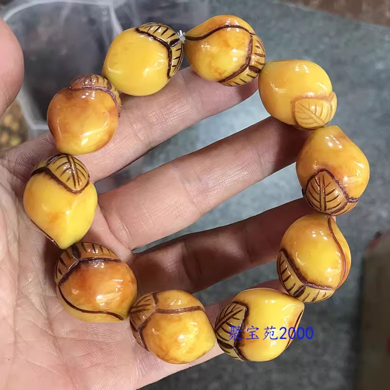 做旧仿古琥珀雕刻寿桃手链古玩件波罗的海鸡油黄蜜蜡单圈仙桃手串