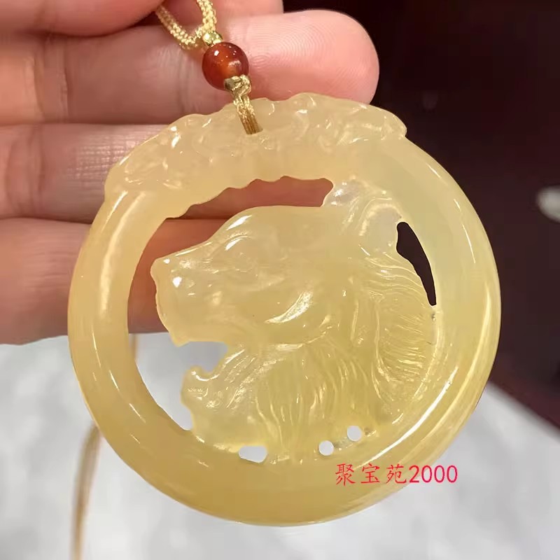 黄玉镂空老虎头玉牌挂件男女玉佩毛衣坠精雕云南黄龙玉生肖虎吊坠
