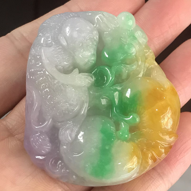 春彩生肖猴牌子玉毛衣链翡翠色灵猴献瑞玉佩缅甸三色玉石桃子吊坠