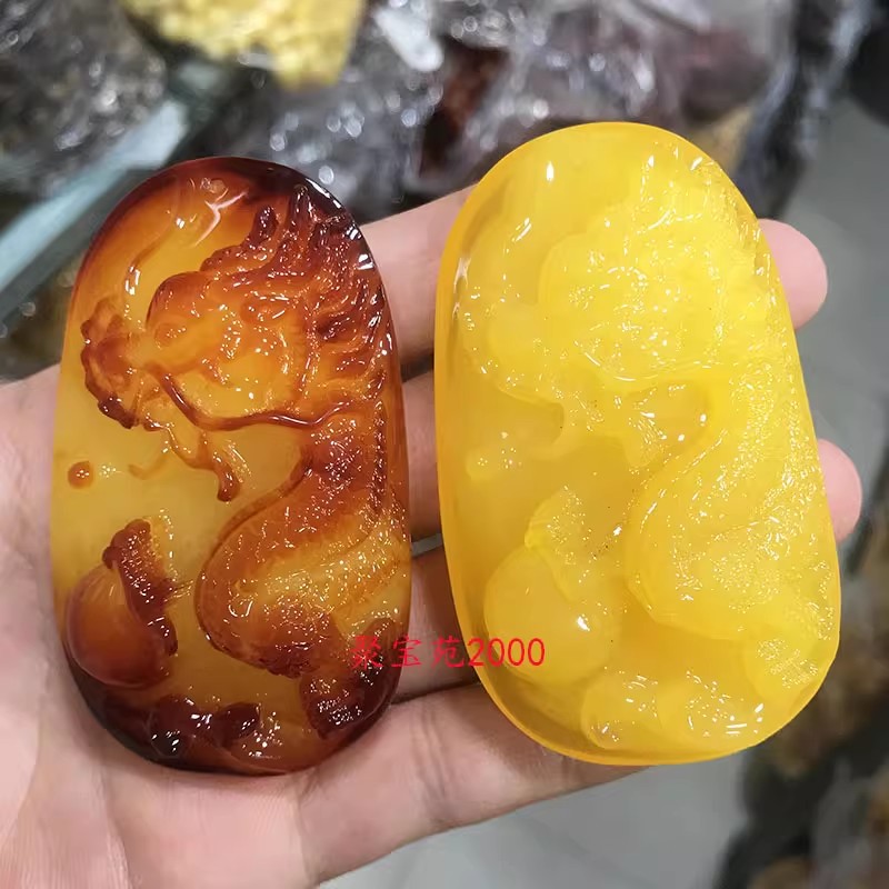 老蜜蜡带皮精雕龙牌挂件女毛衣链项链鸡油黄琥珀蜜蜡龙行天下吊坠