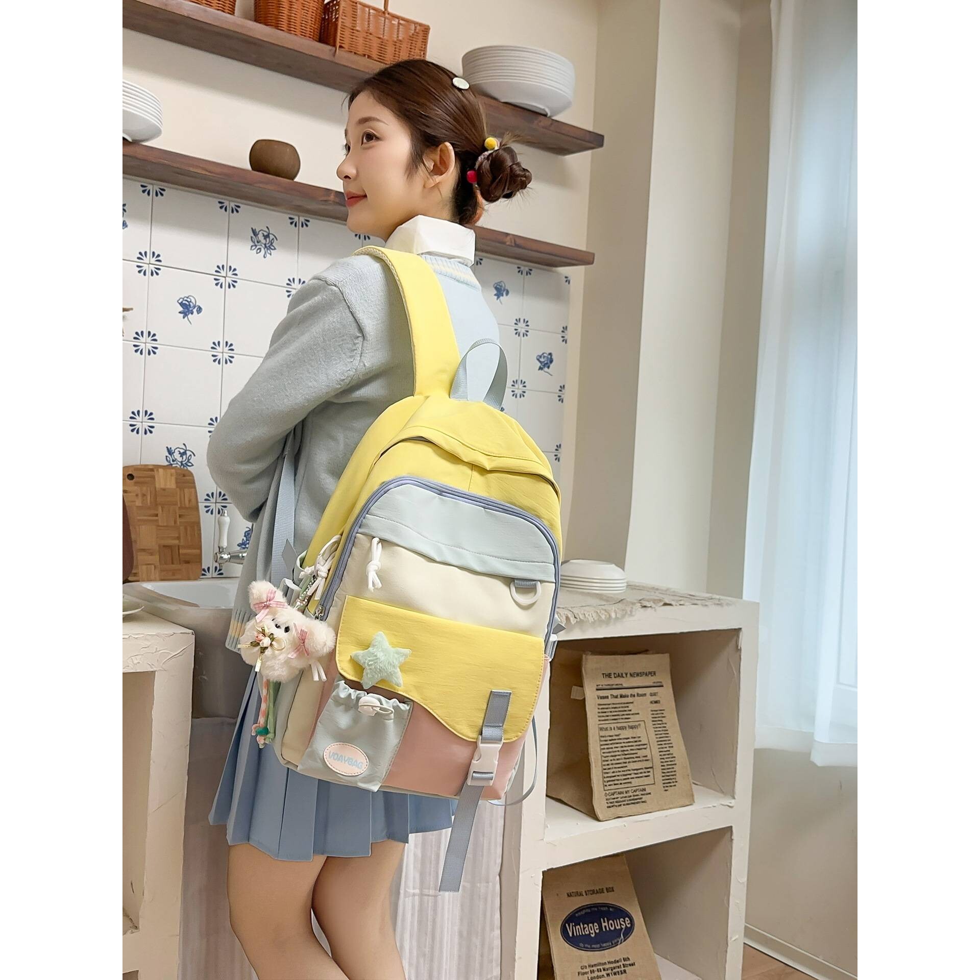 专柜休闲轻便双肩包初小中学生旅行出游包简约时尚潮流风女生双肩