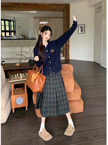 纽扣圆领开衫徽章刺绣针织毛衣