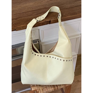 官方正品2026春季新款休闲通勤铆钉托特包大容量女复古风高颜值单