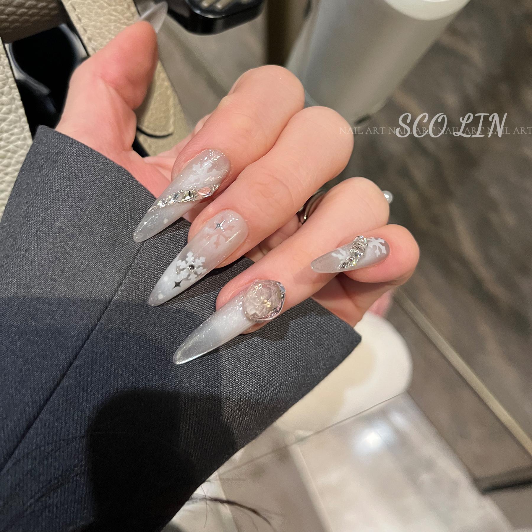 雪花猫眼渐变白超长杏仁穿戴甲