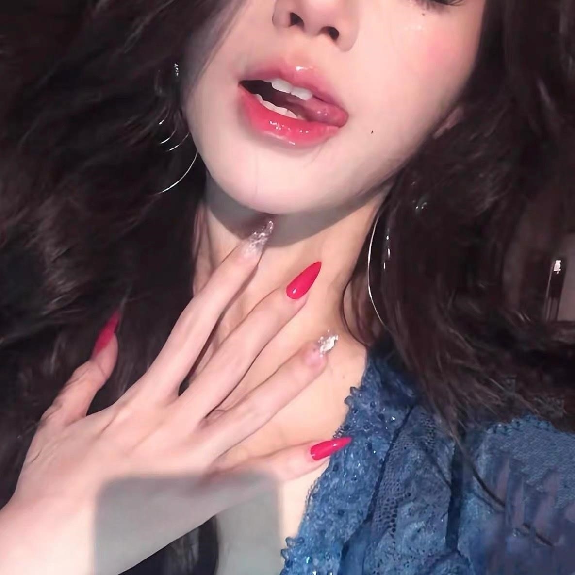 纯手工穿戴甲富家千金玫红色爆闪亮片中长款辣妹新年高级显白美甲