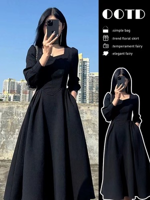 哺乳连衣裙赫本风方领茶歇小黑裙