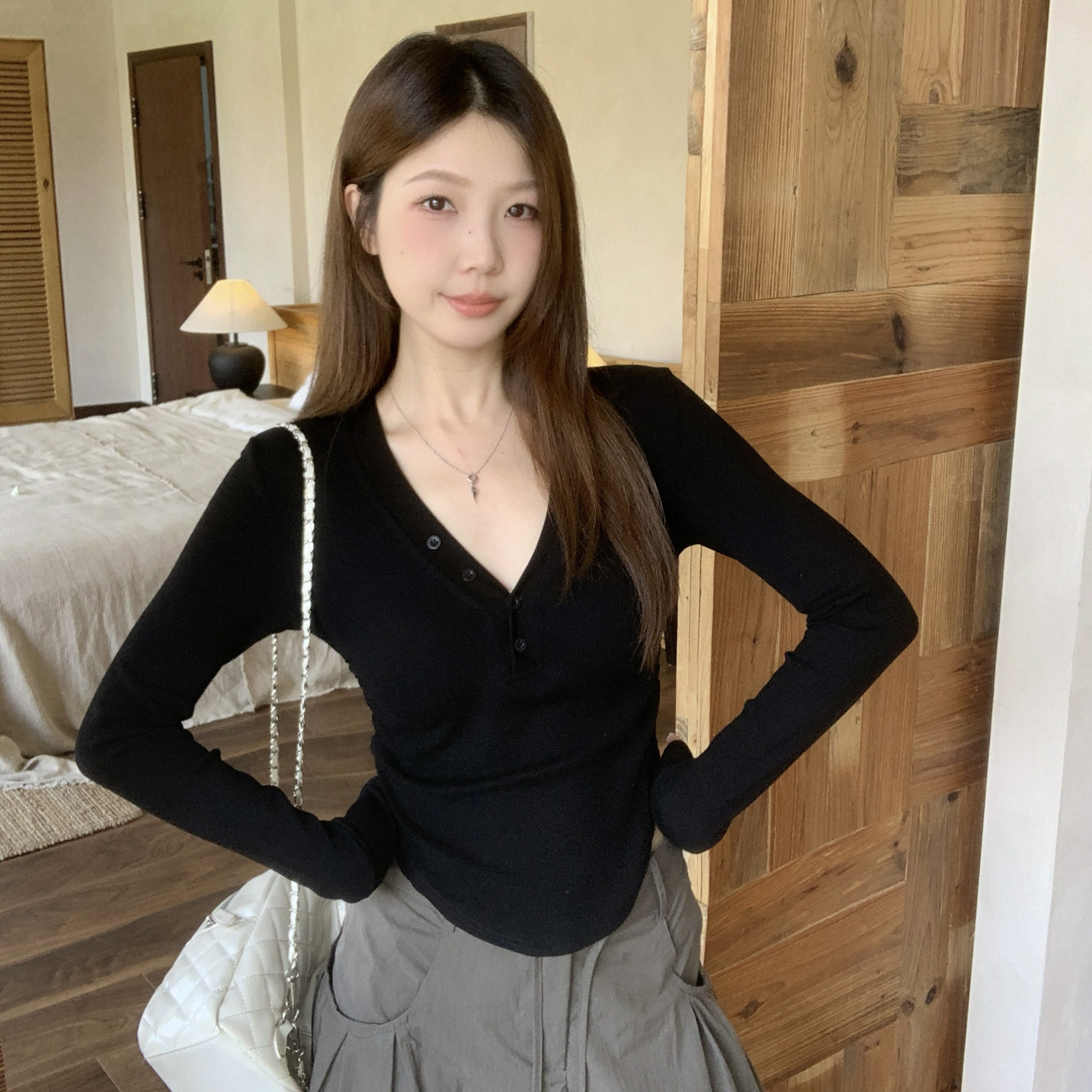 哺乳上衣秋季纯欲v领纽扣长袖t恤弧形显瘦辣妈款外出喂奶期打底衫