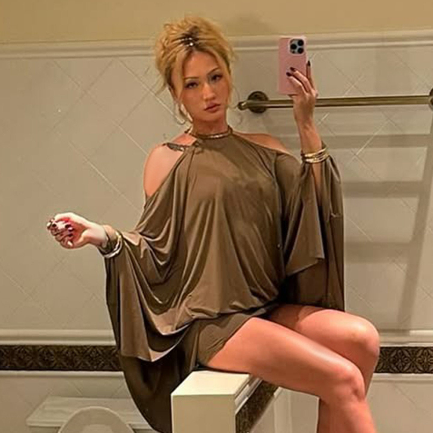 Dreamy 欧美辣妹露肩露背包臀性感宽松蝙蝠袖连衣裙设计感挂脖裙