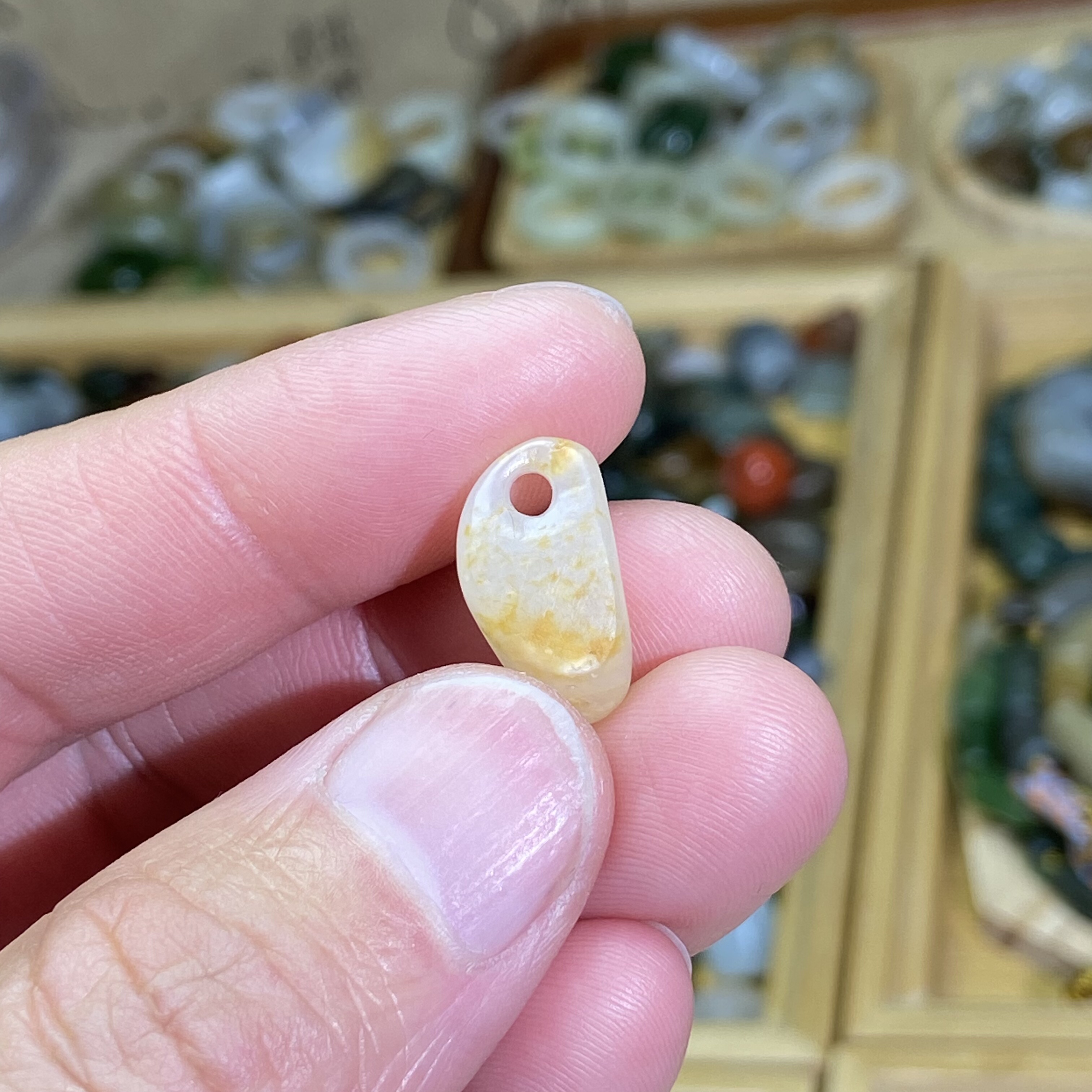 和田玉白玉籽料洒金皮随型小滴溜配饰老光工艺复古风文玩珠串挂饰