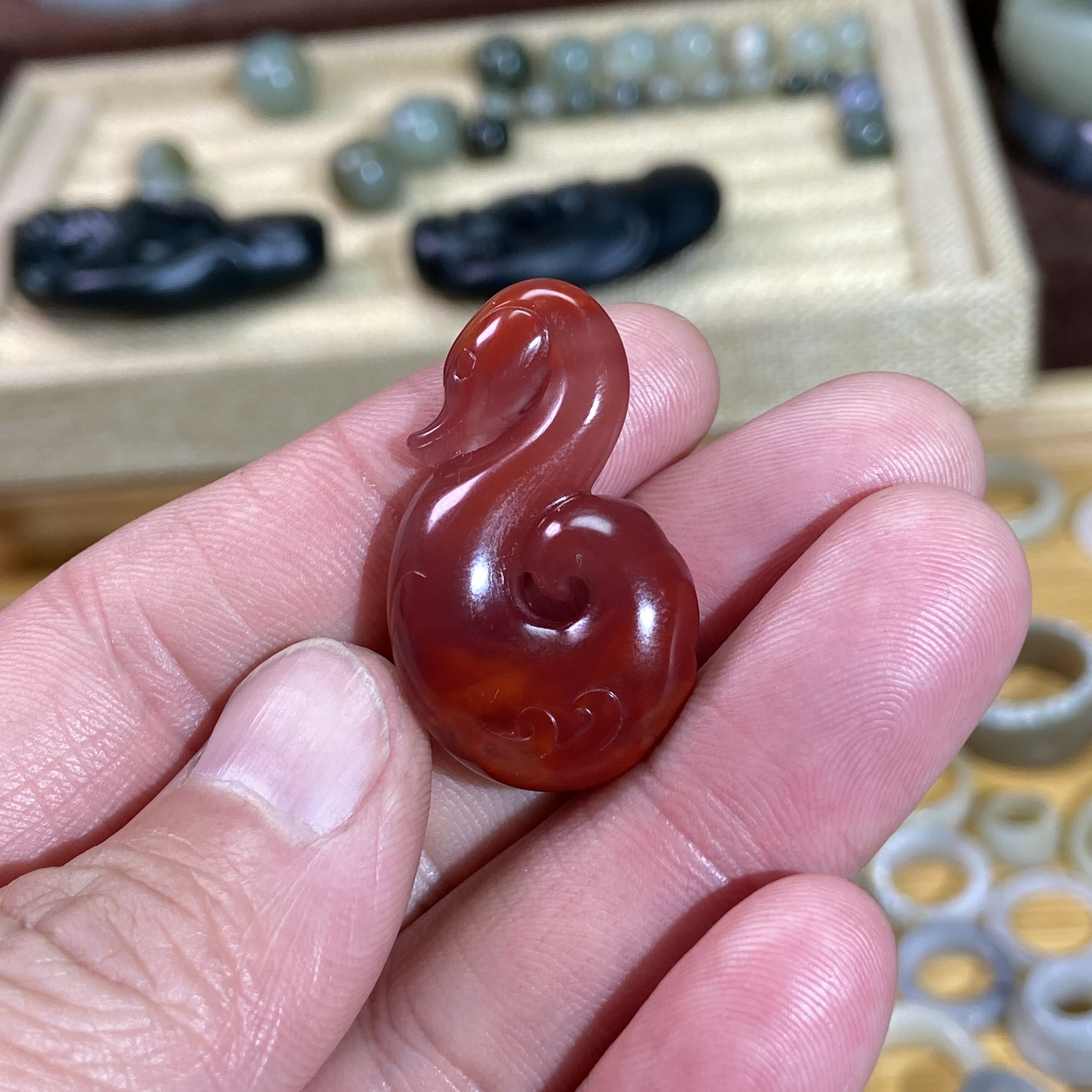 南红玛瑙玫红天鹅挂坠手工立体雕刻鹅如意挂件国风复古吊坠挂饰