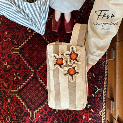 植绒条纹米咖花朵旅行收纳包