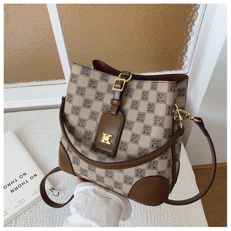 新款复古格纹水桶包2025新款