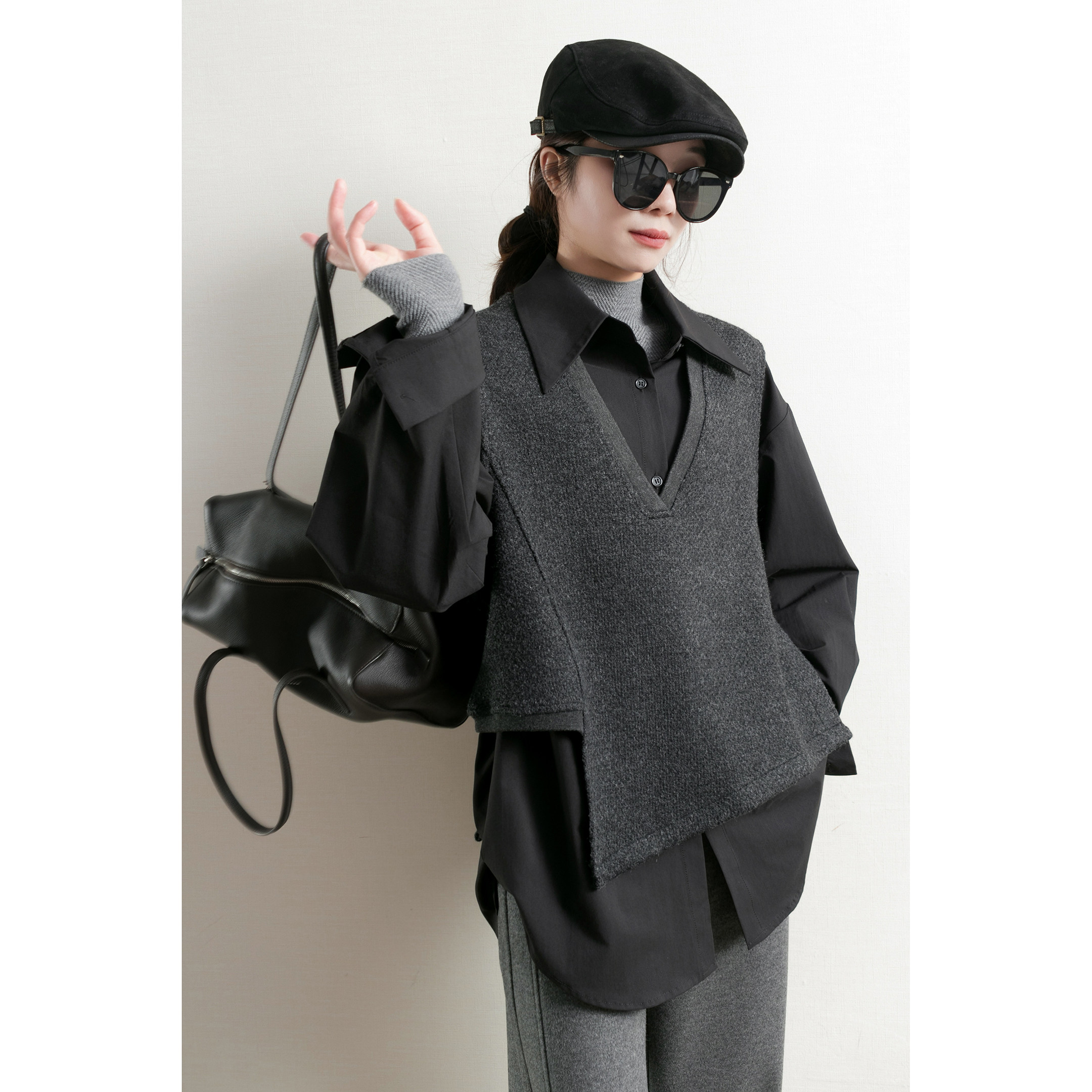 宽松条纹衬衫+V领针织马甲两件套