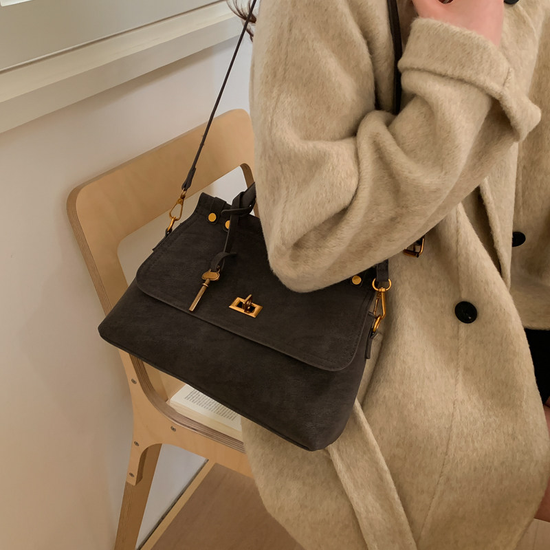 时尚单肩腋下包休闲通勤斜挎包