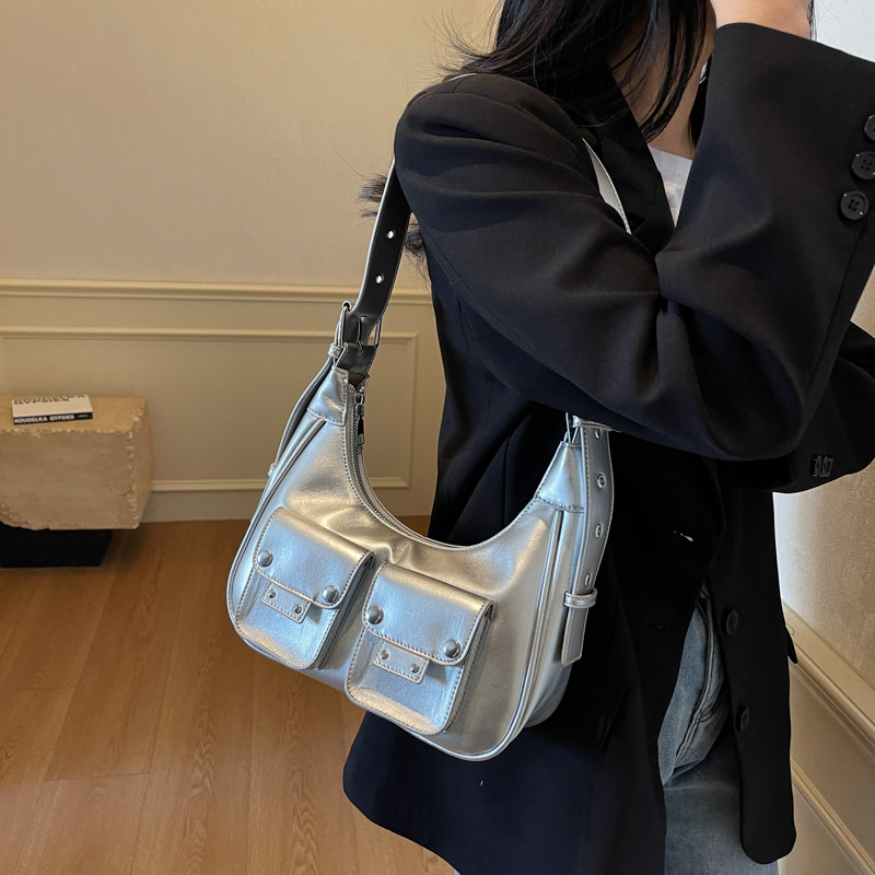 超火小众银色包包女2026新款春夏季百搭斜挎包流行爆款单肩饺子包