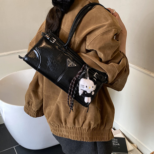 个性简约时尚单肩包休闲2025冬季新款小众洋气包包女士潮流腋下包