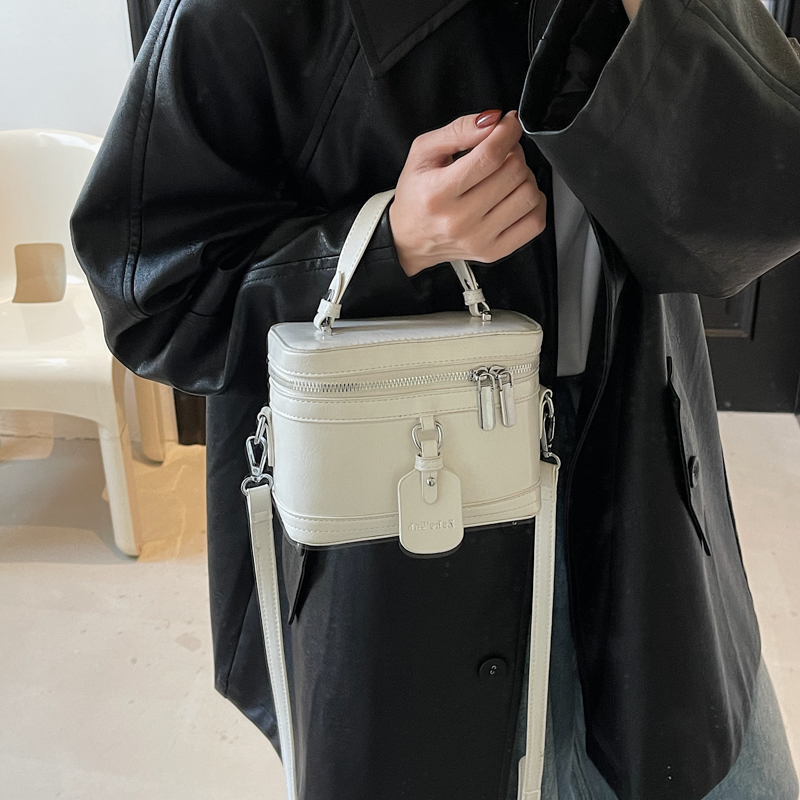高级感银色包包女2025新款百搭链条斜挎包春夏超火手提盒子小方包
