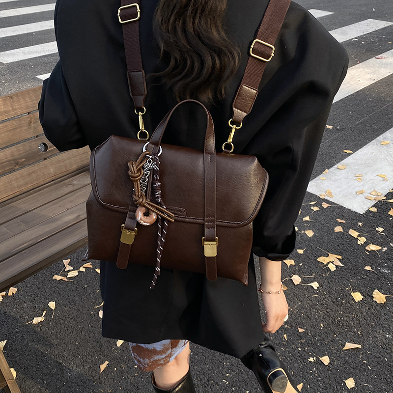 复古高颜值双肩包女2025秋冬新款时尚学院风邮差公文包大容量背包