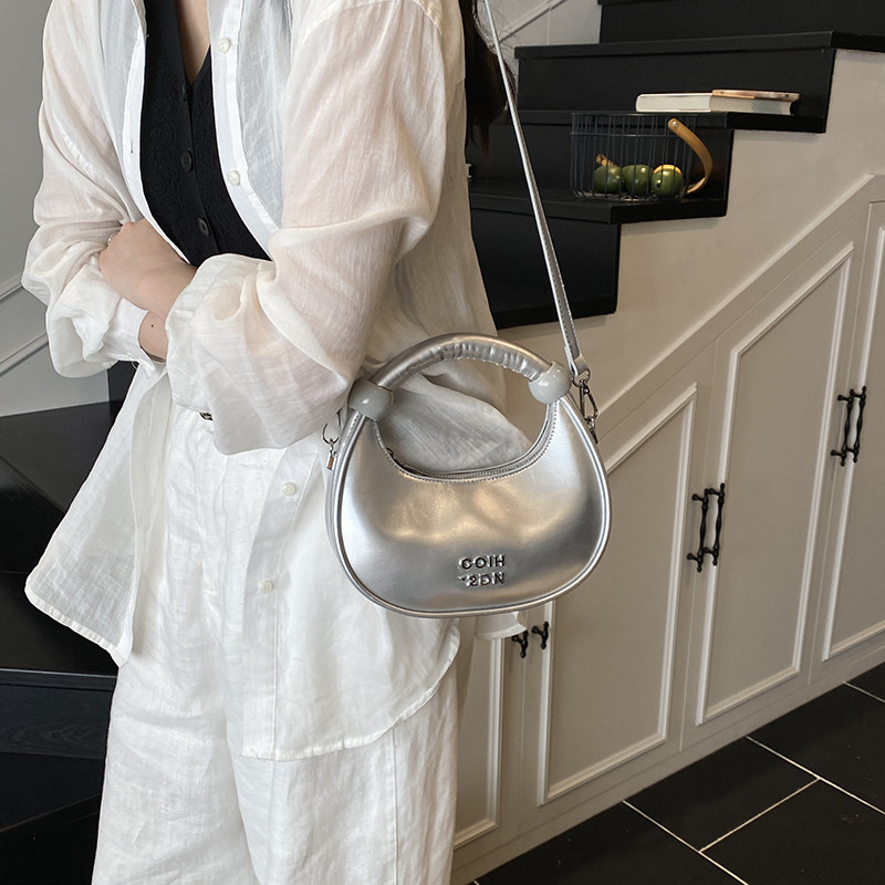精致超火小众银色包包女式2026新款夏季百搭斜挎包夏天爆款小拎包
