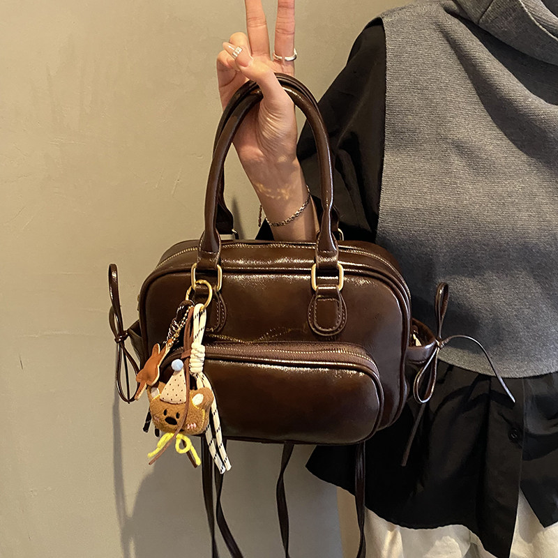 高级感油皮复古女式双肩包2026新款时尚通勤百搭后背包多用手提包