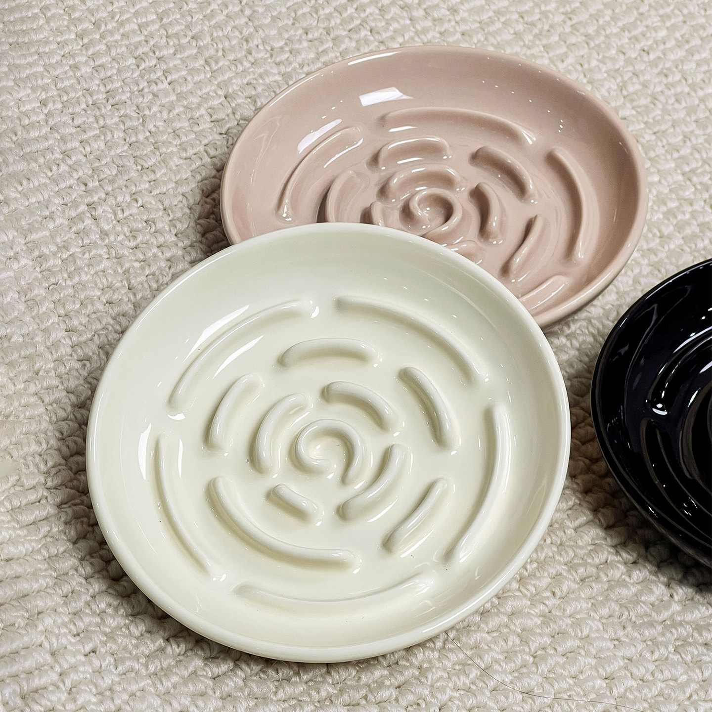 简约风迷宫慢食盘带加高铁架防打翻宠物碗陶瓷猫碗狗碗防噎缓食盘