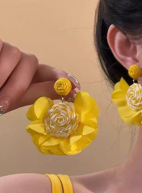 夏季黄色编织花朵耳环女2025新款爆款耳钉度假高级感夸张海边耳饰