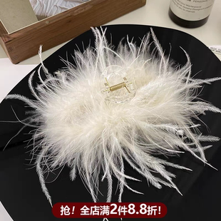 白色羽毛抓夹女2025新款高级感毛毛发夹大号八字发量少毛绒鸡毛