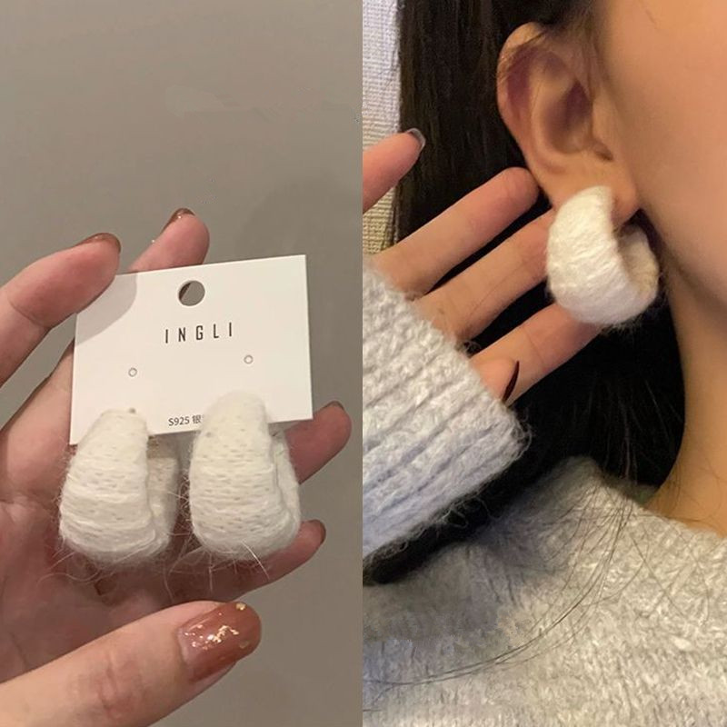 适合冬天的毛线毛绒圈圈耳环