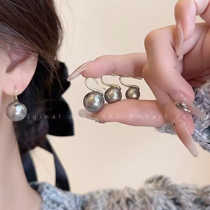 灰色珍珠耳环2023新款小众设计