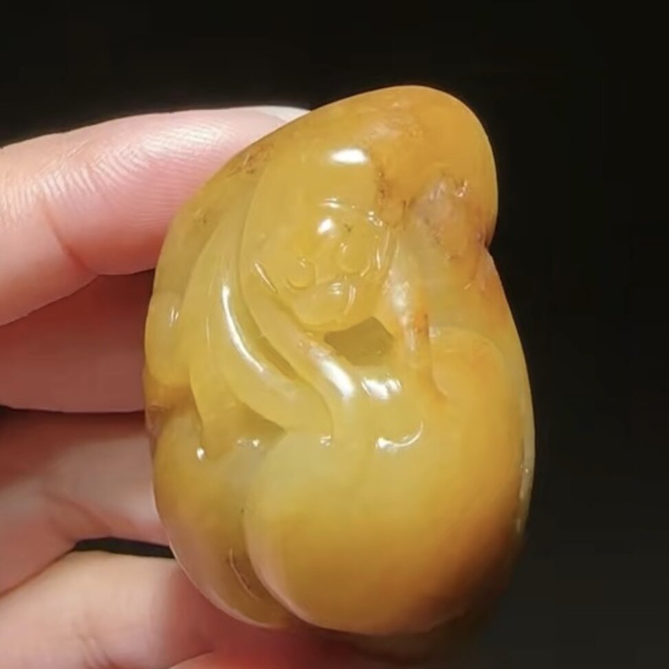 【保证真品】天然新疆和田玉籽料黄沁金猴献瑞吊件394